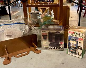 COLEMAN LANTERN, WOOD SHELF