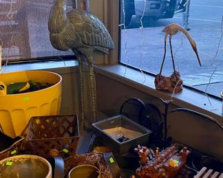 METAL HERON YARD DECOR, PLANTERS
