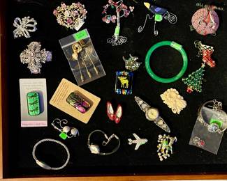 COSTUME JEWELRY & BROOCHES