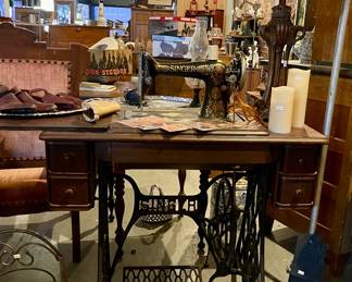 ANTIQUE SINGER SEWING MACHINE, LAMP