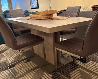 Lovely dining table & 4 chairs