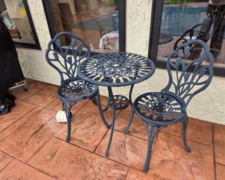 Small patio table & 2 chairs