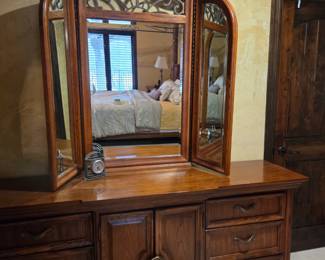 Thomasville dresser w/mirror