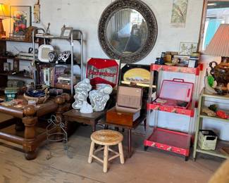 0607 Easy Street Vintiques