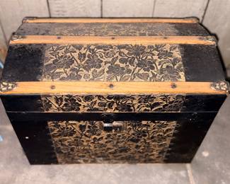 Child's vintage steamers trunk