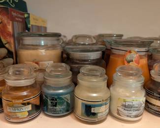 lots of Yankee Candle and other candles 
