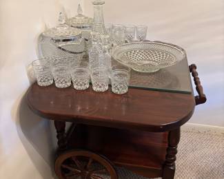 Adorable bar cart in great condition, glassware bar set