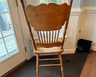 C8 - $250. Solid Oak Dining Table with single leaf. Measures 42" x 52" x 31" tall. 5 regular chairs. 1 captains chair. Table is sturdy & solid!