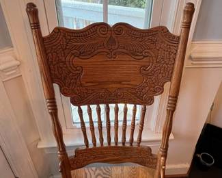 C8 - $250. Solid Oak Dining Table with single leaf. Measures 42" x 52" x 31" tall. 5 regular chairs. 1 captains chair. Table is sturdy & solid!