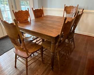 C8 - $250. Solid Oak Dining Table with single leaf. Measures 42" x 52" x 31" tall. 5 regular chairs. 1 captains chair. Table is sturdy & solid!