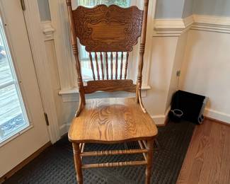 C8 - $250. Solid Oak Dining Table with single leaf. Measures 42" x 52" x 31" tall. 5 regular chairs. 1 captains chair. Table is sturdy & solid!