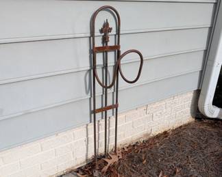 C172 - $20. Metal Hose Hanger Stand. 