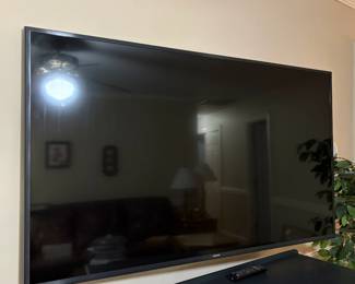 C109 - $125. 2017 Samsung UN58MU6100FXZA. 58-inch 4K Ultra HD smart LED TV featuring a 3840 x 2160 resolution, HDR support, and built-in Wi-Fi