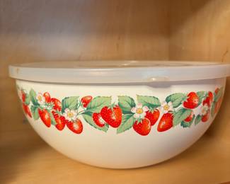 Kobe Strawberry Enameled Mixing Bowl with Lid