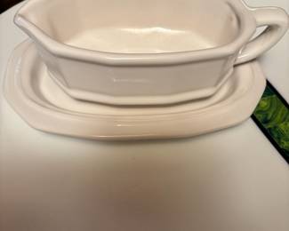 Pfaltzgraff "Heritage White" Stoneware Gravy Boat with Under Plate