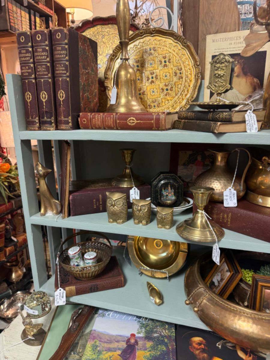 Beautiful brass decorative pieces including Owl family, large bell and more