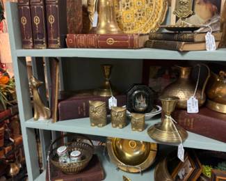 Beautiful brass decorative pieces including Owl family, large bell and more
