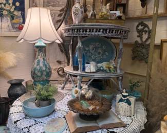 wicker side table, gorgeous vintage lamp