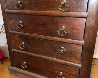 Vintage mahogany 4-drawer chest
