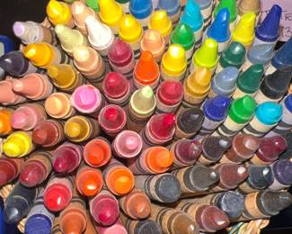 A rainbow of Crayola crayons