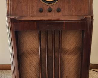 Philco Model 38-7 Art Deco Floor Console Radio