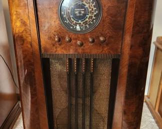 Stewart-Warner Ferrodyne Model R-1495-A Art Deco Floor Console Radio