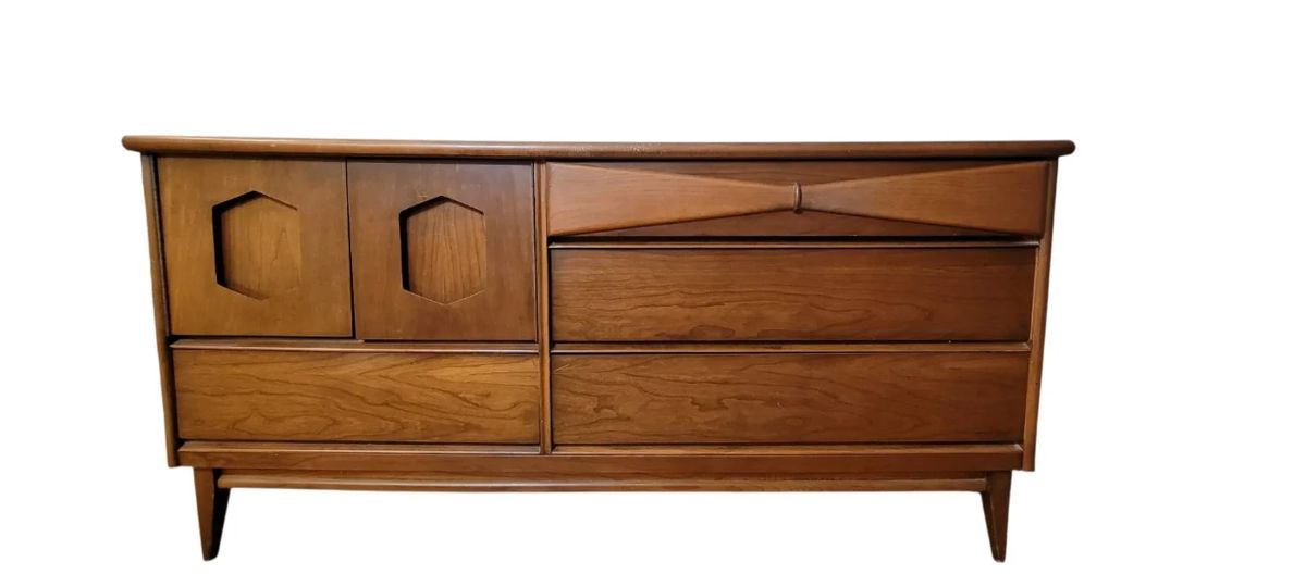 001 BASSETT Danique Sideboard