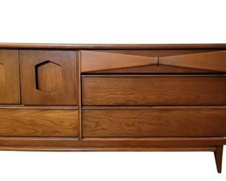 001 BASSETT Danique Sideboard