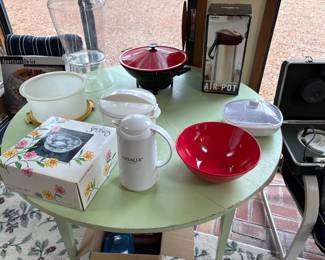 Tupperware cake, cover and miscellaneous kitchen items