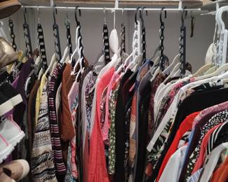 Women's Clothing & Shoes (Lg & X-lg Shirts) (14-18 Pants) (9-9.5 Shoes)