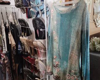 Women's Clothing & Shoes (Lg & X-lg Shirts) (14-18 Pants) (9-9.5 Shoes)