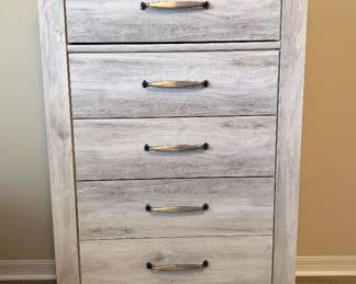 Ashley Bellaby 5-drawer Dresser 34.5L / 16D / 54.5H