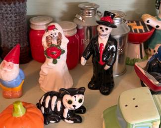 Halloween themed shakers; Cracker Barrel NIB Stoneware shakers; Vintage Hot Dog Chef on a grill shakers