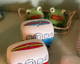 Surfer Van Shaker Set; Ceramic Frogs Shaker set