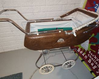 Vintage Baby Pram / Bassinet