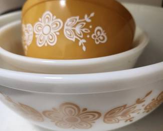 Vintage Pyrex nesting bowls