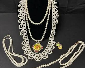 CT171Faux Pearls  Vintage Brooch