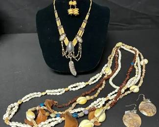 CT162Shell And Wood Jewelry