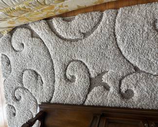 Accent Rug 
$60
89”x 62”