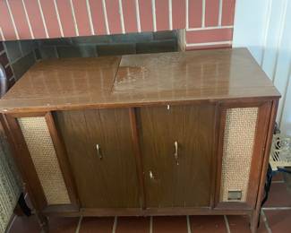 #13 Wooden stereo cabinet. Mid century Admiral stereophonic hi-fi console w record player. built in speakers. As is. Model: Y4071. Includes manual. Powers On. Speakers Untested 35.5x26x17.25" $ 165.00