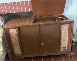 #13 Wooden stereo cabinet. Mid century Admiral stereophonic hi-fi console w record player. built in speakers. As is. Model: Y4071. Includes manual. Powers On. Speakers Untested 35.5x26x17.25" $ 165.00