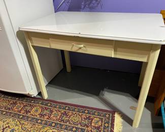 Cute farmhouse table.