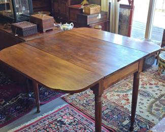 Antique Mahogany Pembroke DropLeaf Table