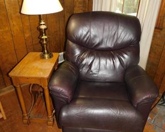 LAZY BOY LEATHER RECLINER WITH OAK END TABLE AND LAMP