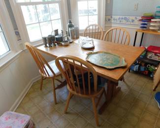 MAPLE DINETTE SET WITH 5 CHAIRS