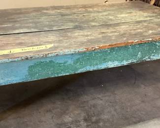 VINTAGE RUSTIC FARMHOUSE STYLE COFFEE TABLE 1 of the side edge pieces is broken