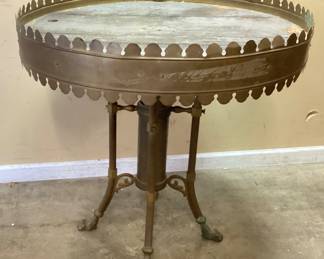 VINTAGE BRASS FRENCH STYLE GUERIDON OR SIDE TABLE, DECORATIVE SCALLOPED BRASS ON TRIPOD BASE NO SHIPPING PICKUP ONLY