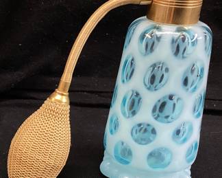 VINTAGE FENTON DeVILBISS BLUE OPALESCENT COIN DOT PERFUME ATOMIZER WITH MESH BULB, IN GOOD CONDITION