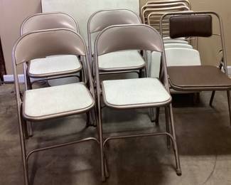 MCM CARD TABLE WITH 4 CHAIRS AND 5 SAMSONITE FOLDING CHAIRS