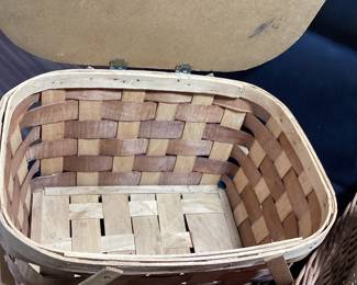 11 VINTAGE BASKETS PICNIC BASKET, FISH BASKET AND MORE